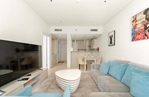 Jebel Ali Apartment | Stylish 1BR in Palm Jumeirah with Rooftop Pool