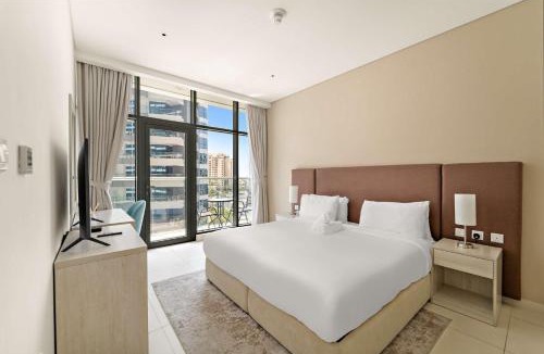 Jebel Ali Apartment | Stylish 1BR in Palm Jumeirah with Rooftop Pool