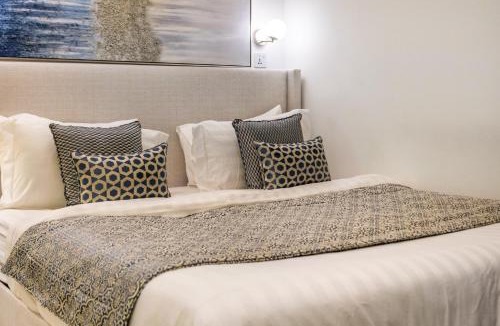 Ras Al Khaimah Ski Chalet | Santorini check in