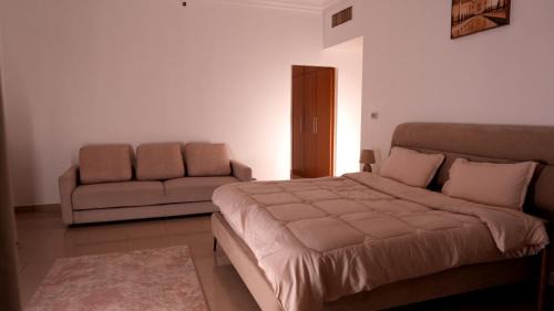 Al Majaz House | Double Room with Private Bathroom near Dubai