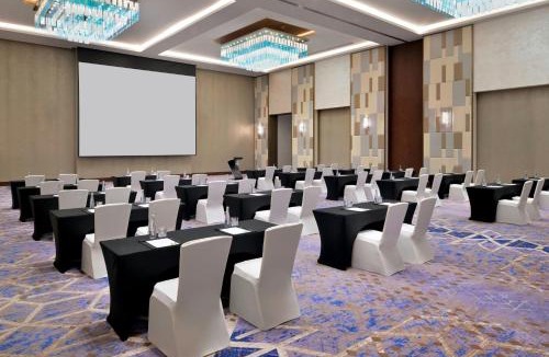Dubai World Central Hotel | Holiday Inn Dubai Al-Maktoum Airport by IHG