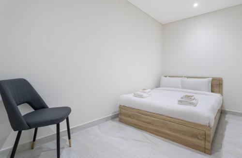 Dubai Apartment | Elite Escape 1BR plus 1GR plus Study Sleeps 4 in Gemz 05