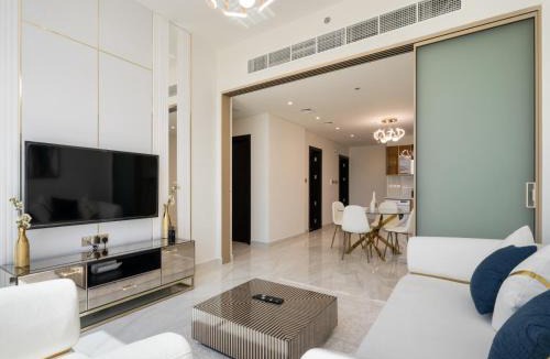 Dubai Apartment | Elite Escape 1BR plus 1GR plus Study Sleeps 4 in Gemz 05