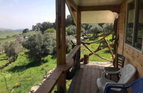 Kfar Hoshen Ski Chalet | Shepherds Cabin in Kadita - בקתת רועה בקדיתא