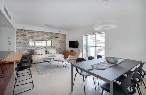 Tel Aviv City Center Apartment | Relaxing 2 BR Apt with Parking