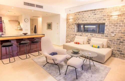 Tel Aviv City Center Apartment | Relaxing 2 BR Apt with Parking