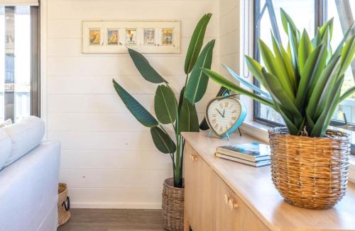 Surfdale House | Skomer House - Sea Views & Central Waiheke Living