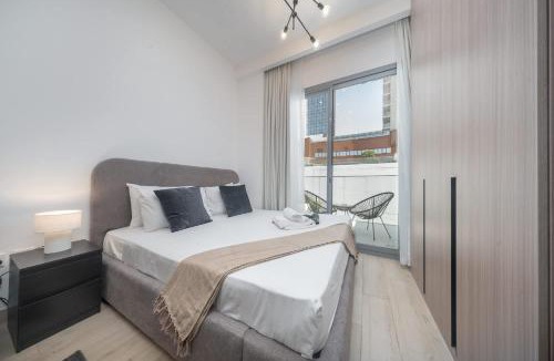 Jumeirah Village Triangle Apartment | Free housekeeping visits during your stay - StayShort - Stylish Studio in JVT Sleeps 3 with Patio