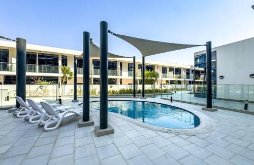 Masdar City Apartment | Cozy & Fully Equipped 1BR with Big Balcony - Masdar City, next to the Airport