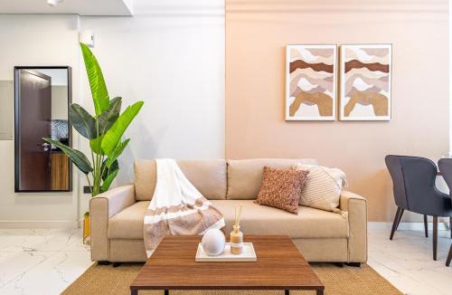 Masdar City Apartment | Cozy & Fully Equipped 1BR with Big Balcony - Masdar City, next to the Airport