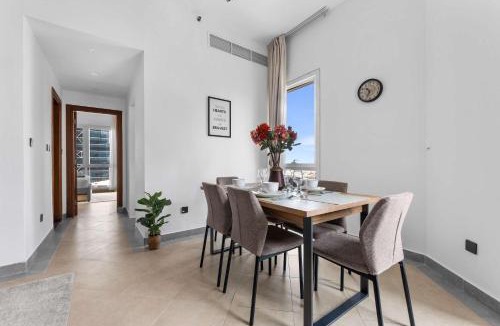 Barsha Heights Apartment | Free housekeeping visits during your stay - StayShort - Stylish Barsha Heights Retreat with Swimming Pool for 2