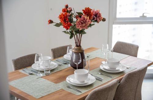 Barsha Heights Apartment | Free housekeeping visits during your stay - StayShort - Stylish Barsha Heights Retreat with Swimming Pool for 2