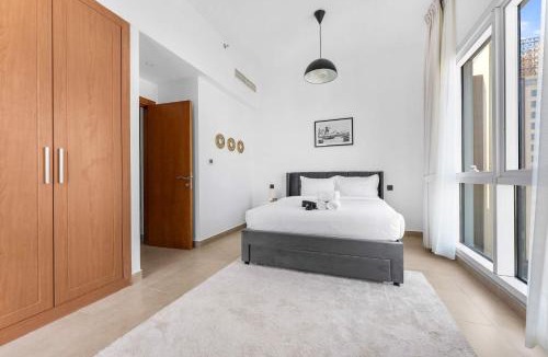 Barsha Heights Apartment | Free housekeeping visits during your stay - StayShort - Stylish Barsha Heights Retreat with Swimming Pool for 2