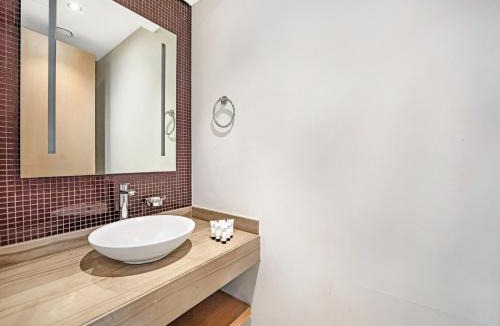 Business Bay Apartment | Sky-high 1Br Apartment Sleeps 4 in Damac Paramount
