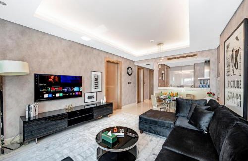 Business Bay Apartment | Sky-high 1Br Apartment Sleeps 4 in Damac Paramount