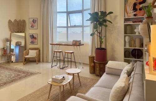 Al Maqta Apartment | Boutique-Style Boho Studio near Yas & Downtown