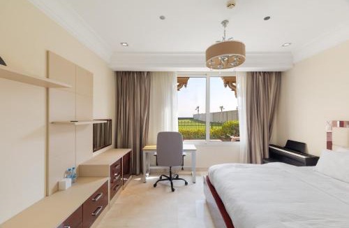Palm Jumeirah Apartment | Fully-equppied studio with private beach and pool