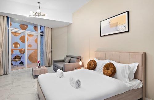 Business Bay Apartment | FIRST CLASS Studio Canal & Burj Khalifa View