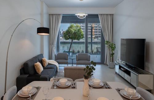 Al Safa Apartment | Allsopp & Allsopp - 2-Bedroom with Maids room Apartment in Canal Front Residence 5, Al Wasl 02