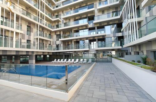 Al Raha Beach Apartment | Cozy Poolside 1BR - Serene Luxe Chic Retreat