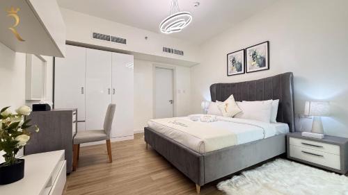 Al Raha Beach Apartment | Cozy Poolside 1BR - Serene Luxe Chic Retreat