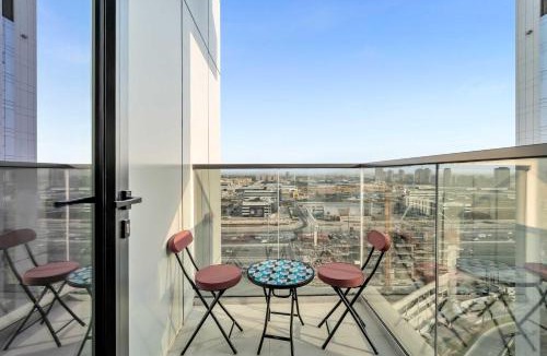 Jumeirah Village Triangle Apartment | Free housekeeping visits during your stay - StayShort - Fresh and Modern Studio in JVT that Sleeps 2