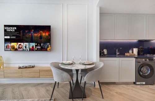 Downtown Dubai Apartment | Burj View Studio - Padel & Tennis, Parking