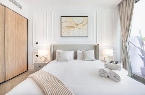 Downtown Dubai Apartment | Burj View Studio - Padel & Tennis, Parking