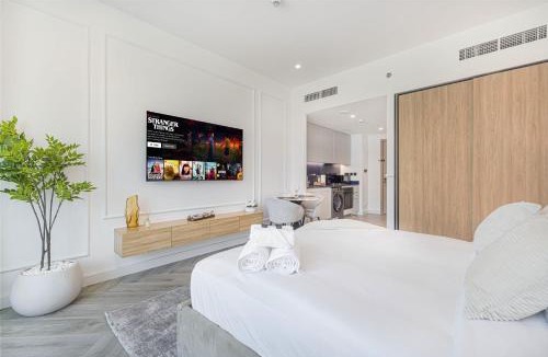 Downtown Dubai Apartment | Burj View Studio - Padel & Tennis, Parking