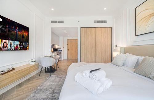 Downtown Dubai Apartment | Burj View Studio - Padel & Tennis, Parking