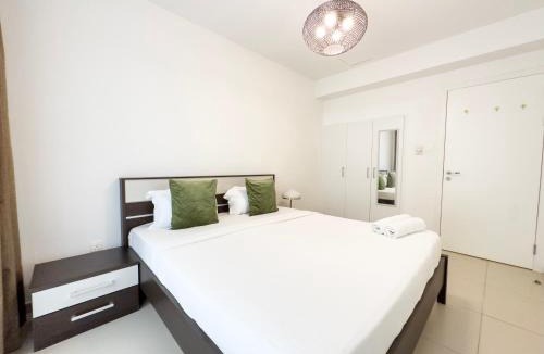 Ras Al Khaimah Apartment | Stylish 2BR Duplex Apartment with Balcony & Access to Pool