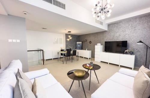 Ras Al Khaimah Apartment | Stylish 2BR Duplex Apartment with Balcony & Access to Pool