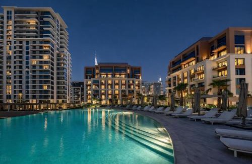 Al Wasl Apartment | Stylish 1BR in Central Park Celadon
