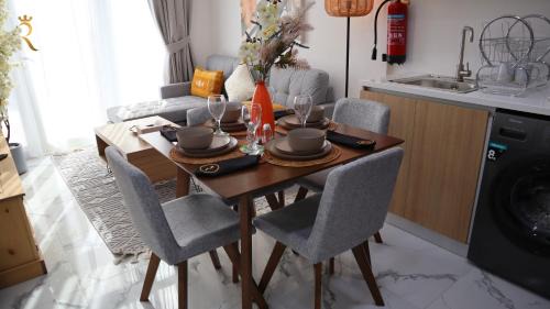 Masdar City Apartment | Elegant 1BR Retreat - Chic Central City Haven