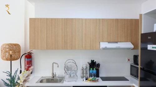 Masdar City Apartment | Elegant 1BR Retreat - Chic Central City Haven