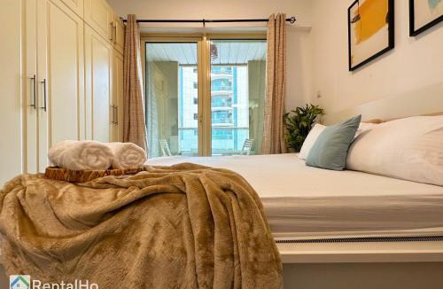 Dubai Marina Apartment | Simple and Affordable Studio with Balcony and Rooftop Pool with amazing views in Great Location, Manchester Tower