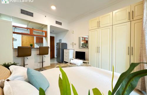 Dubai Marina Apartment | Simple and Affordable Studio with Balcony and Rooftop Pool with amazing views in Great Location, Manchester Tower
