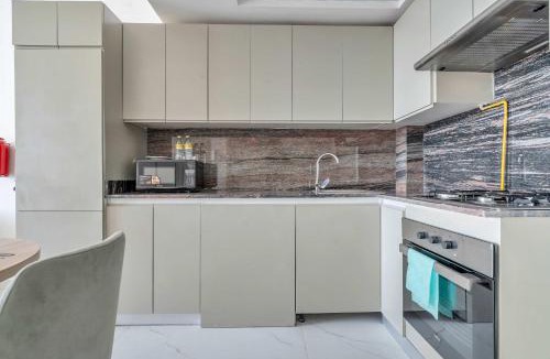 Jebel Ali Apartment | Free housekeeping visits during your stay - StayShort - Comfortable 1 Bed in Jebel Ali Sleeps 2 with Balcony