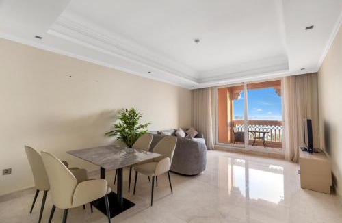 Palm Jumeirah Apartment | Fully-equppied studio with private beach and pool