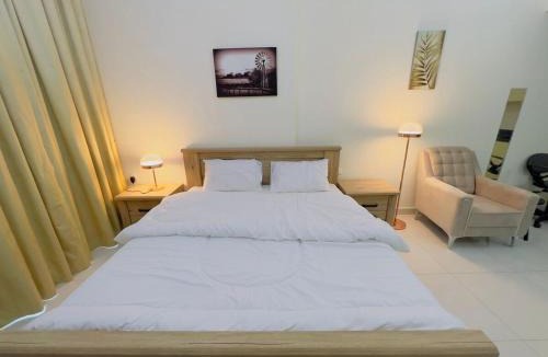 Dubai Sports City Apartment | Mahenti - Elite 1 · Large balcony with all u need