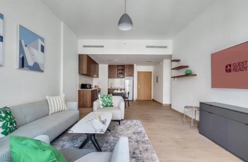 Dubai Apartment | GuestReady - Chic coastal living at Port de La Mer