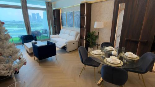 Palm Jumeirah Apartment | Highend Azure 1BR Sea View and Private Beach with Pool Access