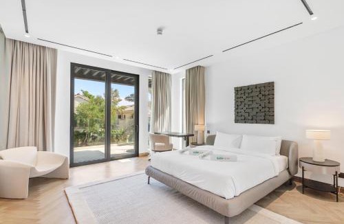 Palm Jumeirah Villa | Premium 4 BR Villa in Palm Jumeirah with Private Pool