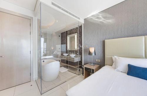 Business Bay Apartment | Spacious 3BR in Paramount Tower Luxury Living