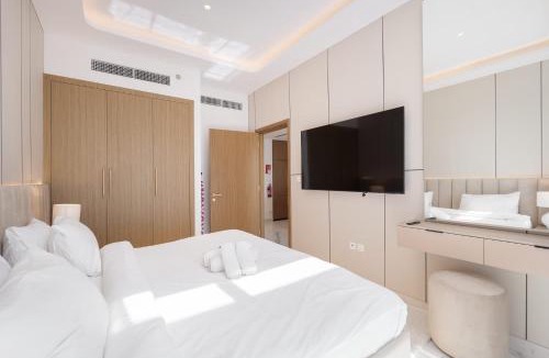 Nad Al Sheba Apartment | Free housekeeping visits during your stay - StayShort - Sophisticated Apartment in Meydan that Sleeps 4