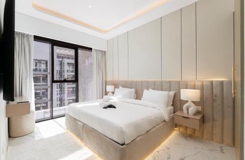 Nad Al Sheba Apartment | Free housekeeping visits during your stay - StayShort - Sophisticated Apartment in Meydan that Sleeps 4