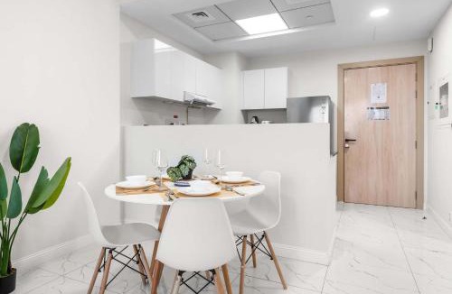 Jebel Ali Apartment | Free housekeeping visits during your stay - StayShort - Jebel Ali Sleeps 2 with a Beautiful Swimming Pool