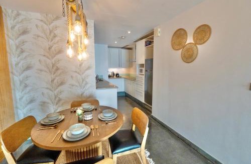 Al Mankhool Apartment | Premium Vacation Home in Old Dubai Nr Metro Mall