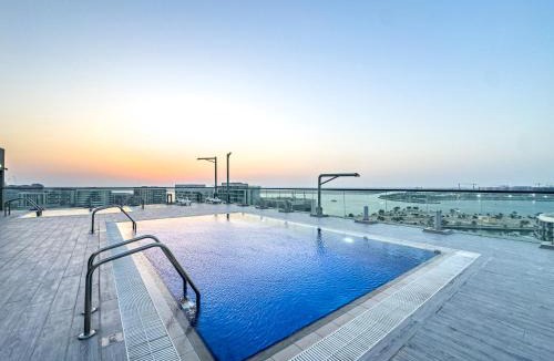 Al Raha Beach Apartment | Fantastic Rooftop Pool - Full Canal Views - Spacious 1 BDR Designed by Designer - 5 min walk from Space42 Arena