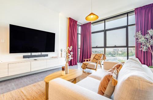 Al Raha Beach Apartment | Fantastic Rooftop Pool - Full Canal Views - Spacious 1 BDR Designed by Designer - 5 min walk from Space42 Arena